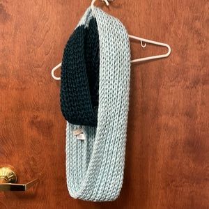 LOFT two toned knit scarf